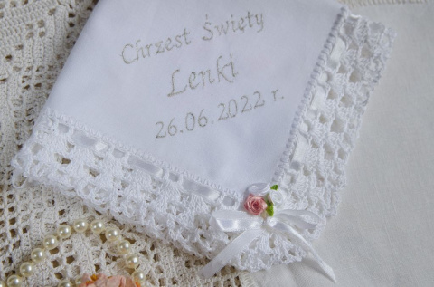Szatka do chrztu z białym bukiecikiem Szatka do chrztu z białym bukiecikiem