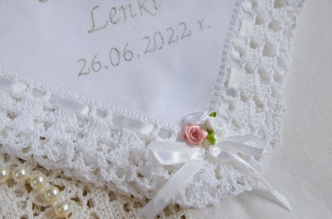 Szatka do chrztu z białym bukiecikiem Szatka do chrztu z białym bukiecikiem